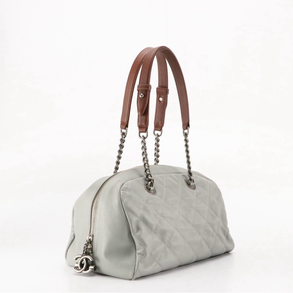 CHANEL Country Chic Bowler Shoulder Bag in Grey Quilted Calfskin Leather - Picture 2 of 12